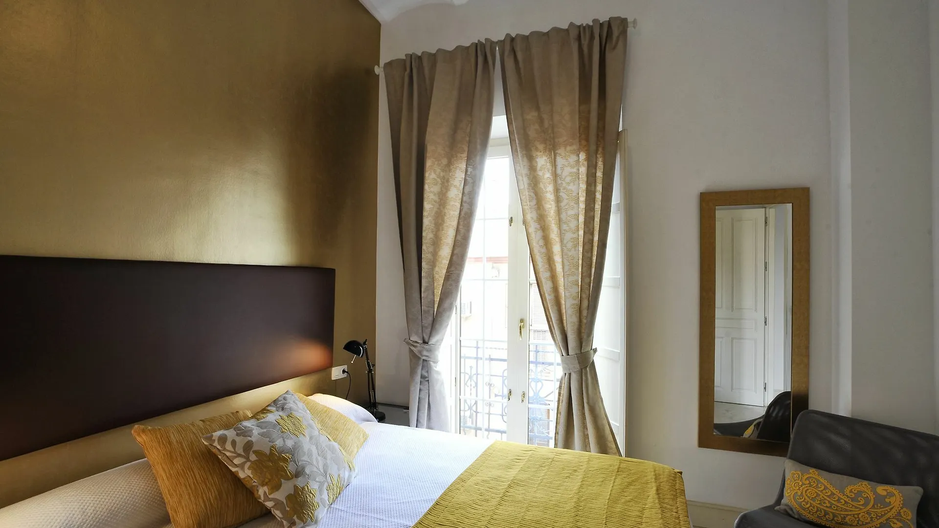 Singular Peral Apartment Seville 0*,